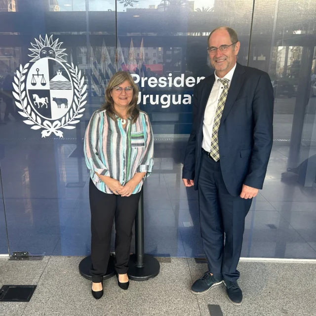 Recently JLI's Christoph Benn and Rafael Garcia met with Uruguay's Ministry of Industry, Andrea Vignolo and her team to discuss the country's role in Global Health. Together they co-authored an opinion piece on the same topic. Read the link in bio for more. 

#globalhealth #healthfinance #healthdiplomacy